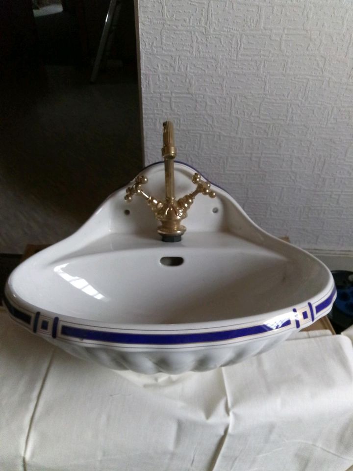 Gäste-WC  Handwaschbecken + Armatur StandWC. in Aßlar
