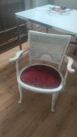 Weiß lackierter Stuhl mit rotem Polster Nordrhein-Westfalen - Mönchengladbach Vorschau