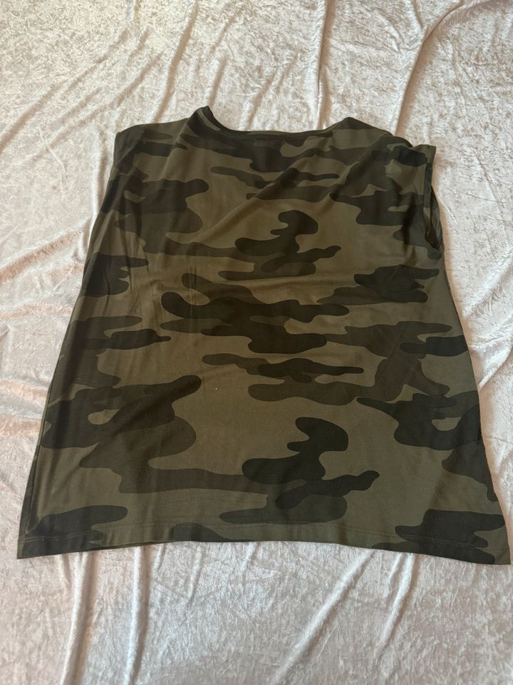 TShirt Damen camouflage oliv-grün Gr. L V-Ausschnitt ***TOP*** in Mustin bei Ratzeburg