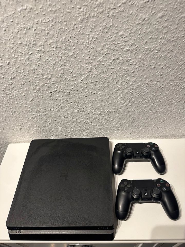 PlayStation 4 Slim 500GB gebraucht 2 Controller in Trier