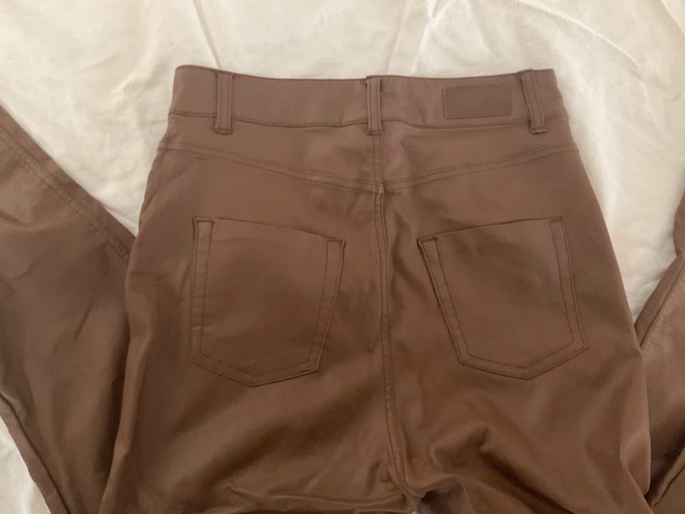 Kunstlederhose Gr 36 S Hellbraun von Vintage Stretchhose in Wettenberg