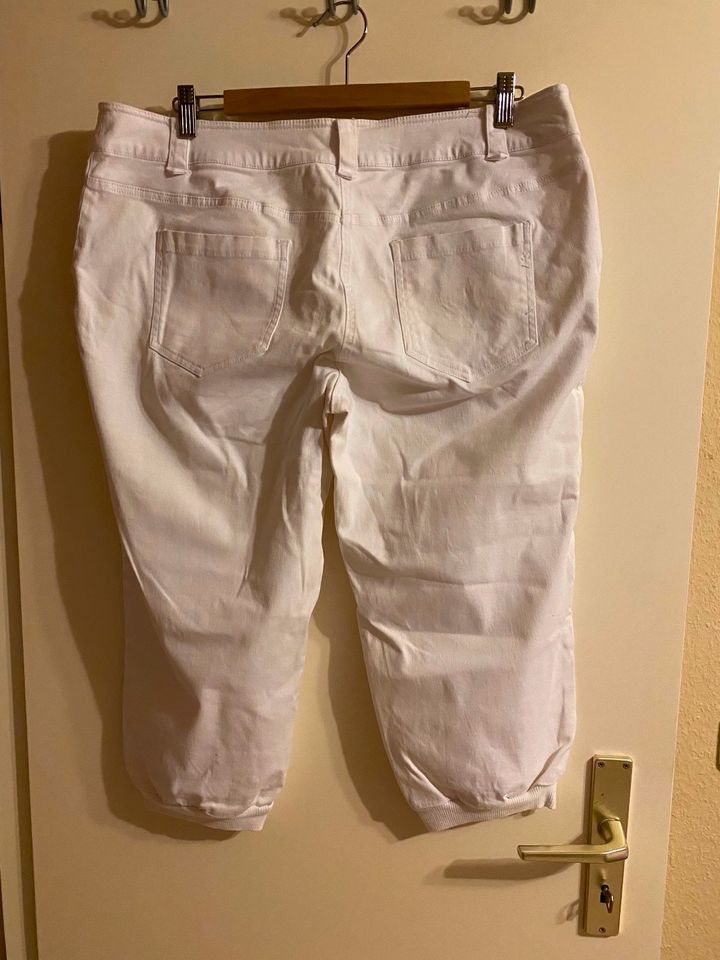 Capri-Jeans, Gr. 44, weiss, bpc in Potsdam