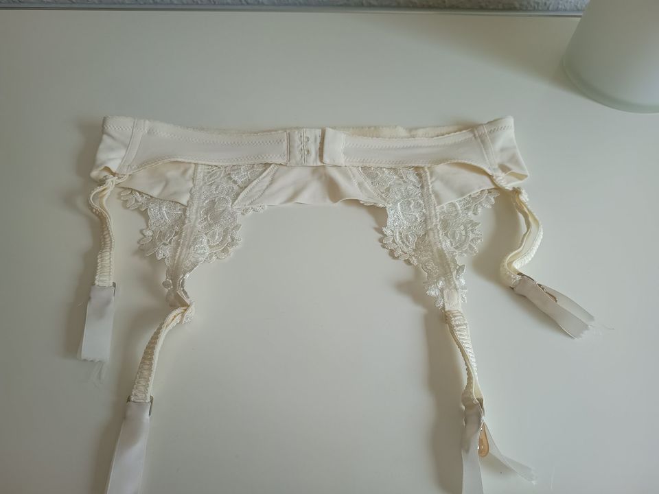 Cotton Club Strumpfgürtel elfenbeinfarben vgl La Perla Gr 75 NEU in Griesheim