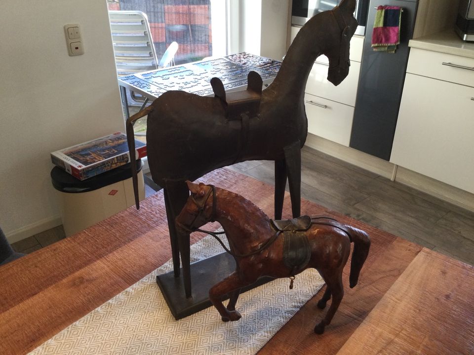 2 Deko- Pferde,  einmal aus Holz und das große aus Metall in Würselen