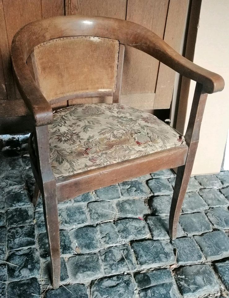 Schöner alter antiker massiver Stuhl Sessel in Hungen