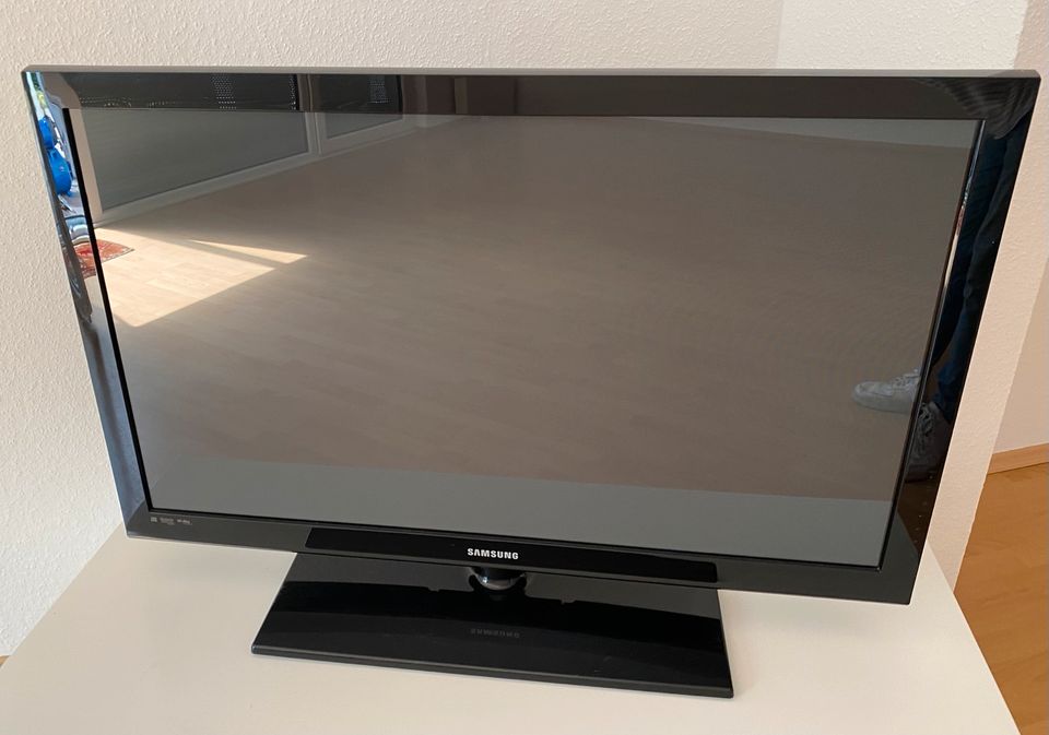 Fernseher 1.03* 63 cm in Stuhr