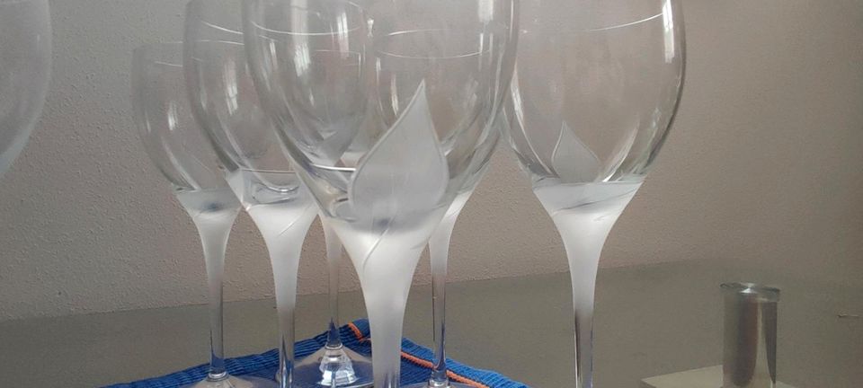 Gläser mit Milch-Glas Blume in Kaufering