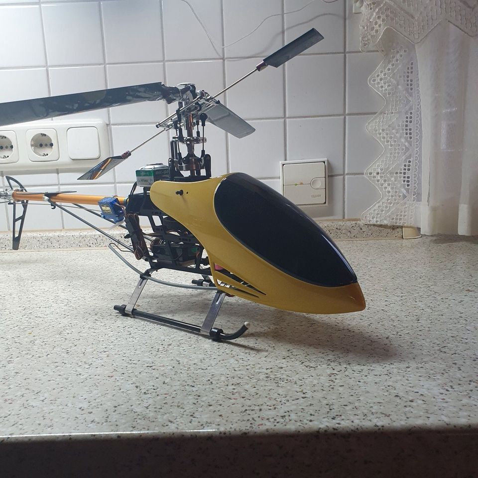 RC Heli mit Fernbedienung und Akkus in Dägeling