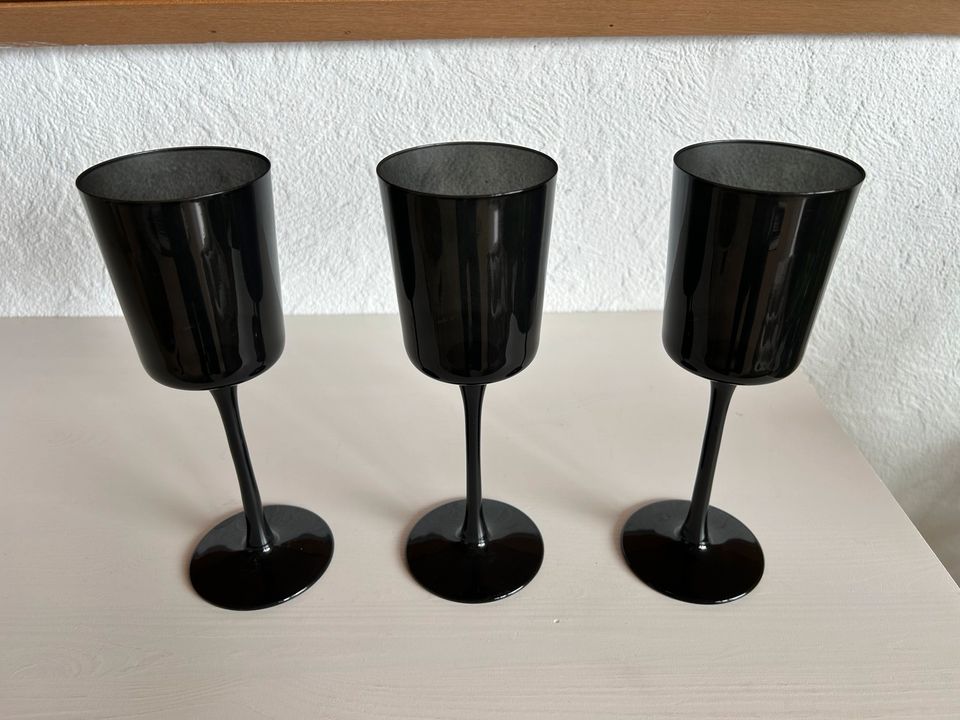 3x schwarze Gläser hoch in Aalen