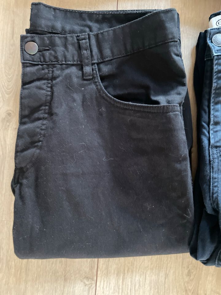 Herren Kleiderpaket 2 Pullover (L) und 2 Jeans 34/32 in Weil am Rhein