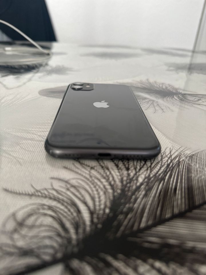 IPhone 11 mit Ladekabel in Filderstadt