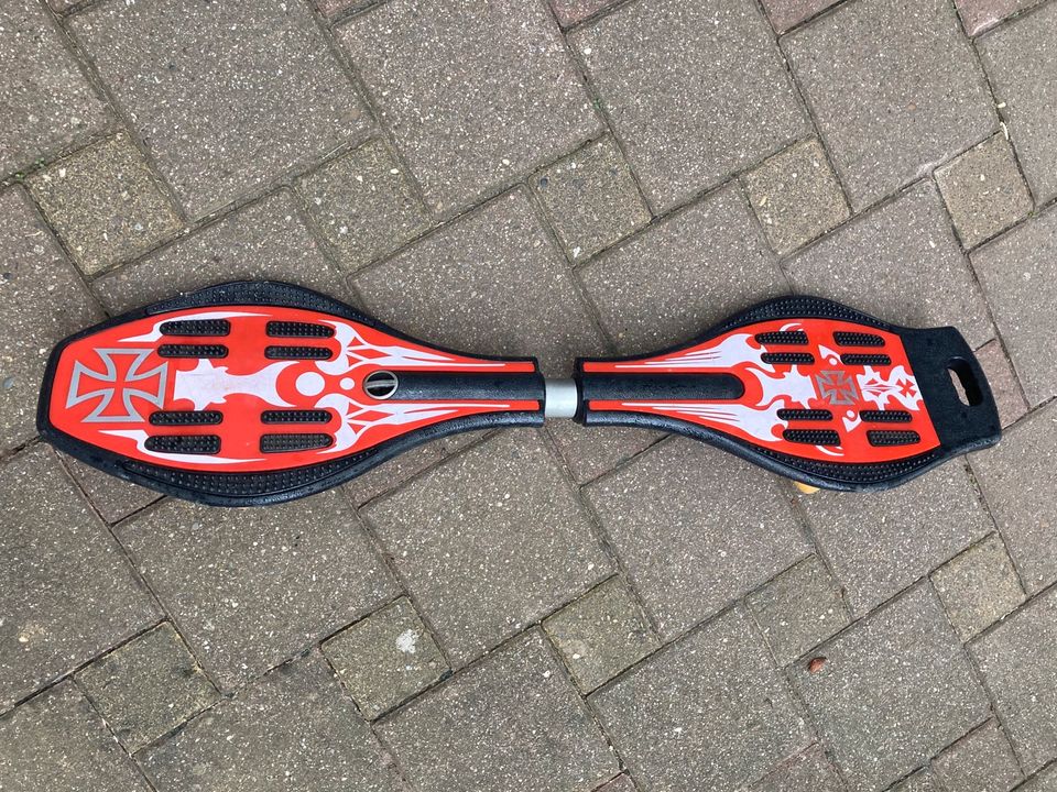 Rot-schwarzes Waveboard in Kandel