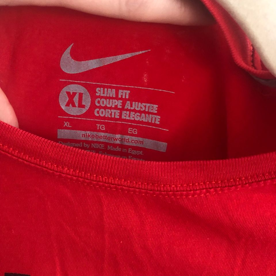 Nike Tshirt in rot in XL in Friedberg (Hessen)