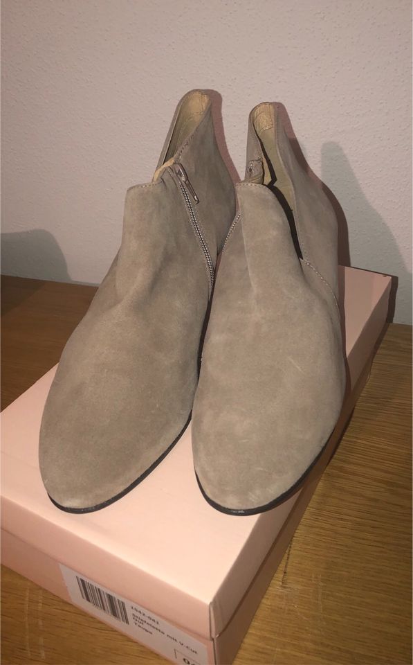 Stiefelette mit V-Cut in taupe von LaShoe, Gr. 41 in Aiterhofen