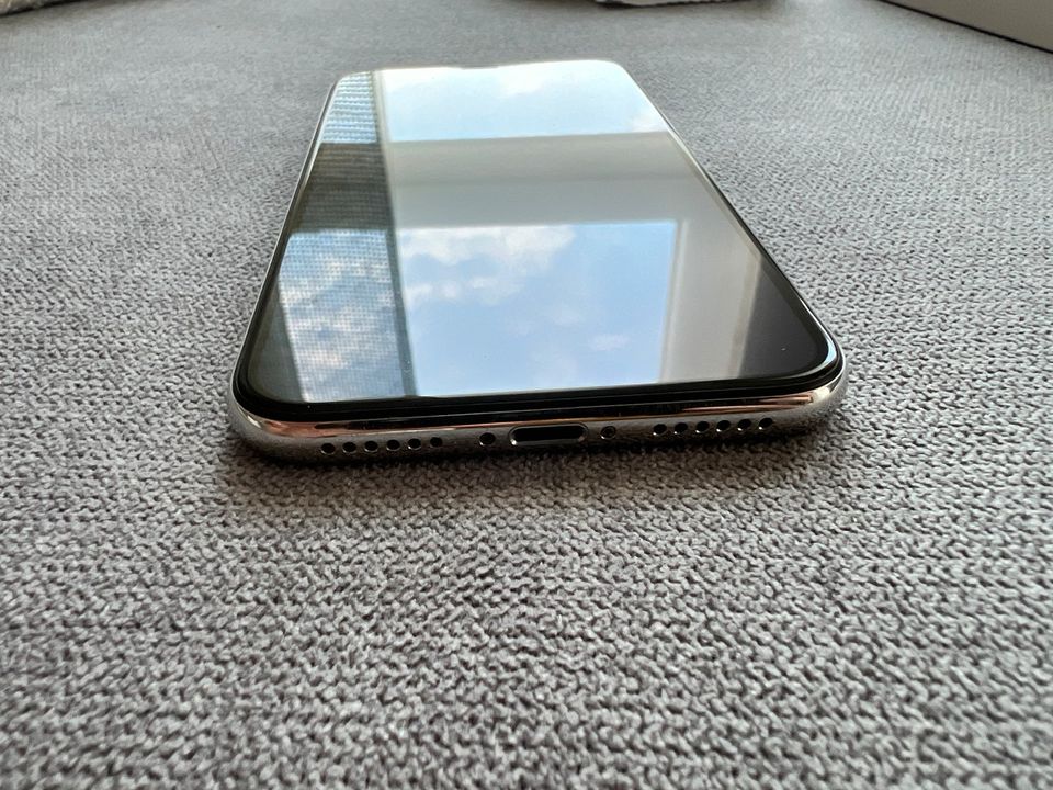 Apple iPhone X / silver / 64GB / OVP in Neuhof