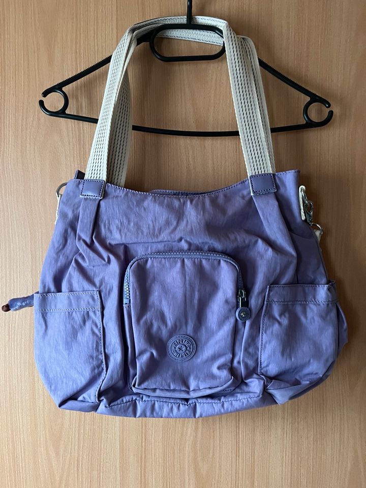 Kipling Schultertasche Basira in Flieder in Holle