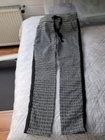Joggpants tredy Zukauf schwarz weiß Galonstreifen Gr. 44 46 Hessen - Hadamar Vorschau