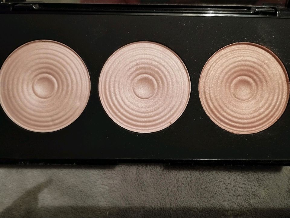 Revolution Radiance Highlighter Palette in Nandlstadt