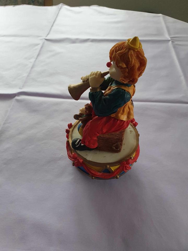 Spieluhr mit Clown auf Trommel und Trompete und kleiner Affe in Königswinter