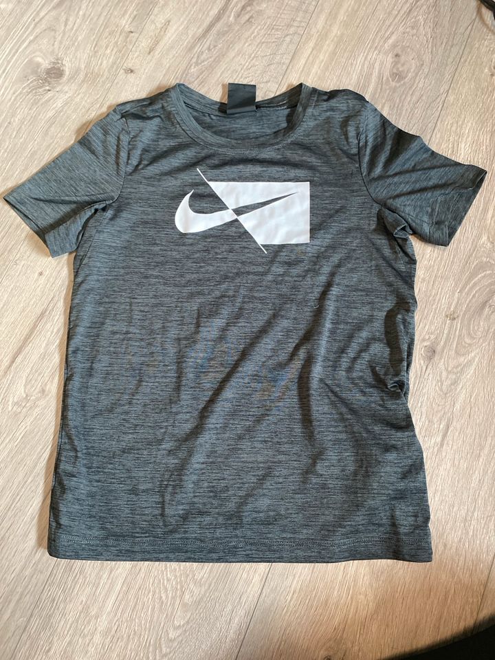 Nike T Shirt 2 Stück in Küstriner Vorland