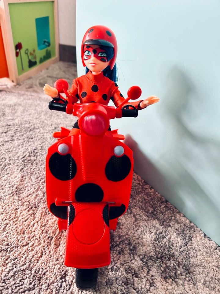 Miraculous Ladybug Puppe mit Motorrad in Oppershausen