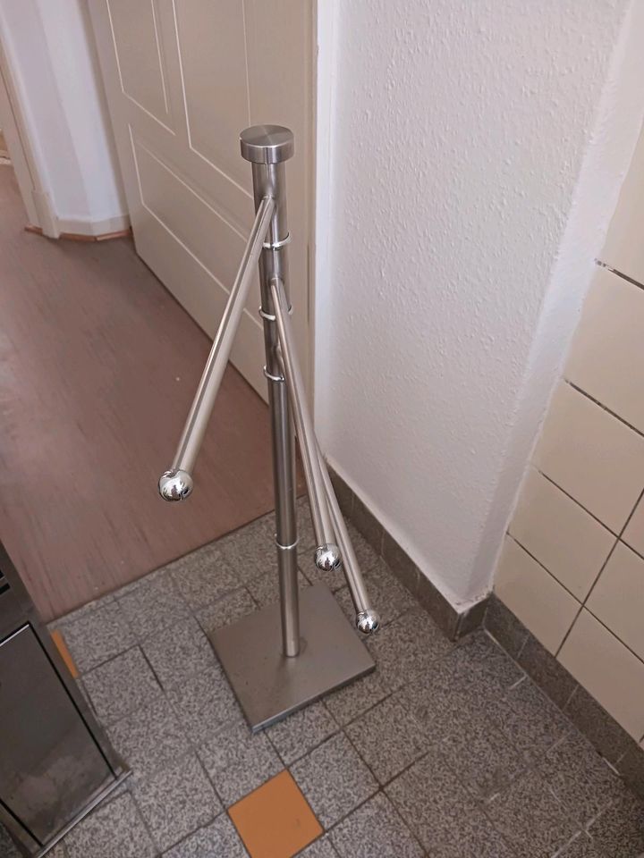 Bad Handtuchhalter und Toilettenpapier Ständer in Kassel