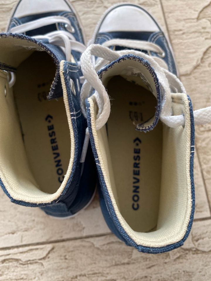 Converse Blau, Gr. 33 in Leinach