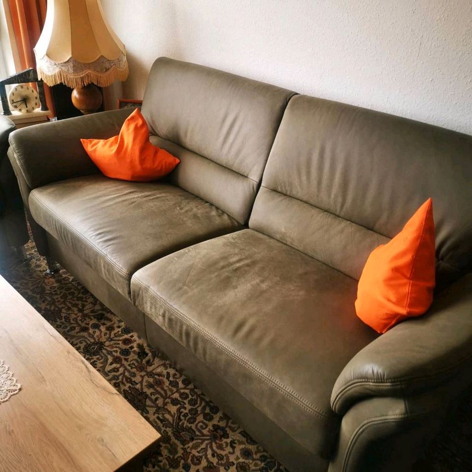 Couch echtleder - olive in Gladbeck