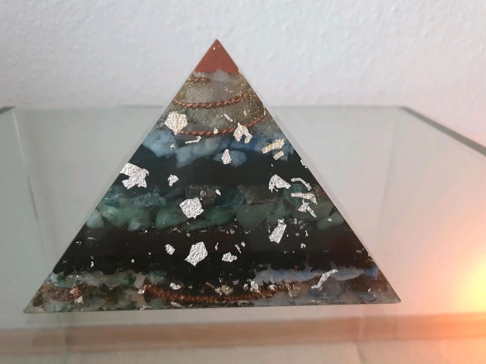 Epoxitharz Orgonit Pyramide in Hamburg