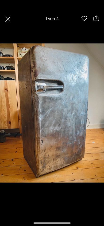 Regal (umgebauter Vintage-Kühlschrank) in Hamburg