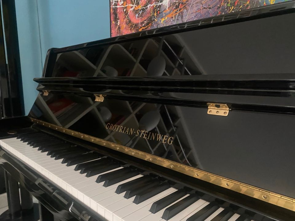 Grotrian Steinweg Klavier Modell Clou schwarz poliert in Centrum