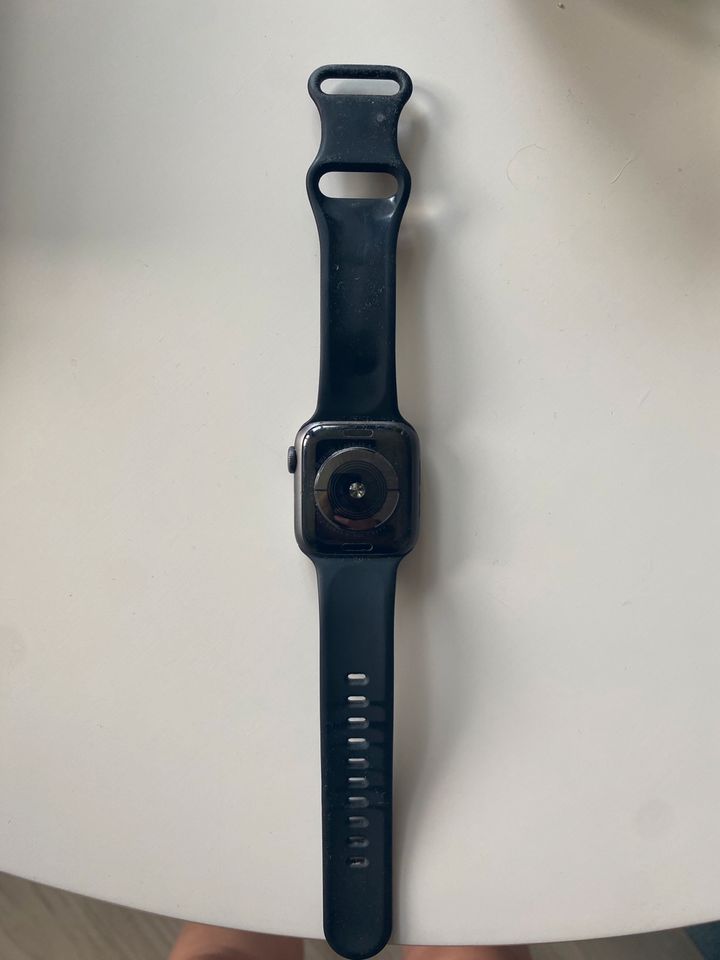 Apple Watch Series 4 dark grey 40mm in Hamburg