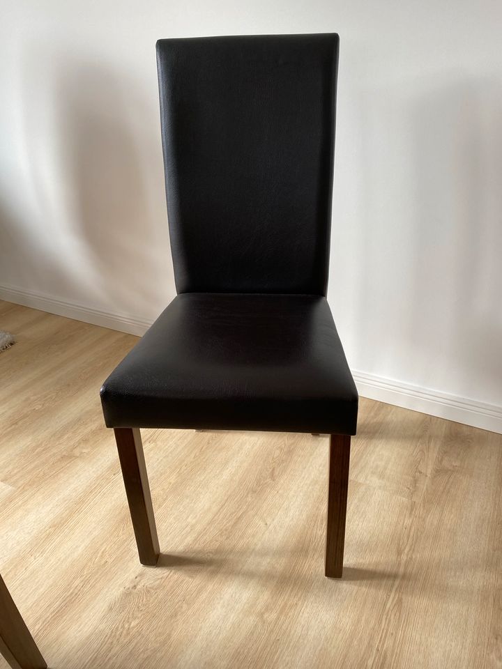 4 Esszimmer Stühle, aus pflegeleichtem Kunstleder, braun, NR in Berlin