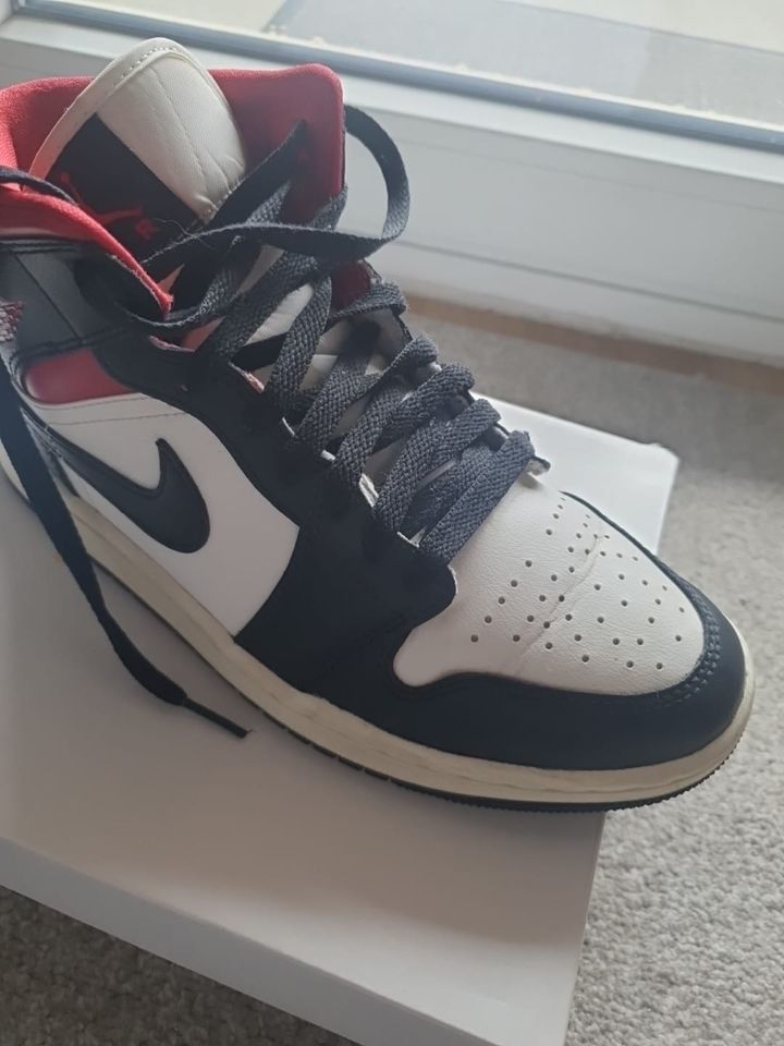 Woman Jordan 1 Mid  black/red in Soltau