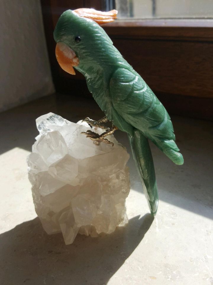 Dekoration Papagei aus Stein auf dem Berg Kristall in Heroldstatt