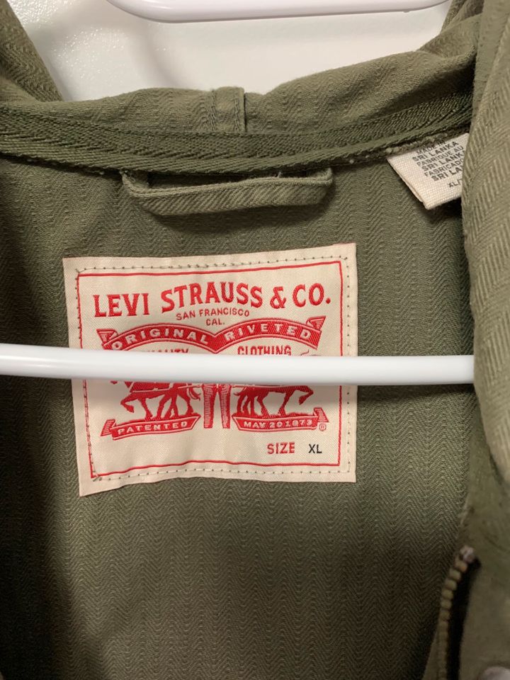 Levis Jacke Herren XL khaki in Andernach