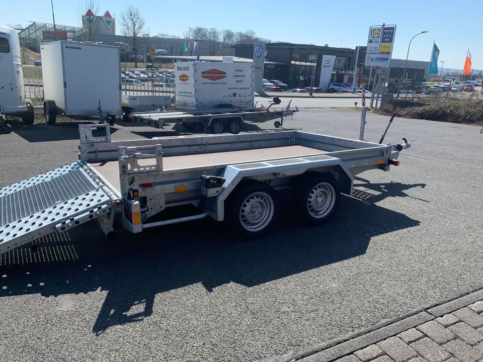 Böckmann Baumaschinenanhänger 3500kg Baggeranhänger Auffahrgitter in Blankenheim