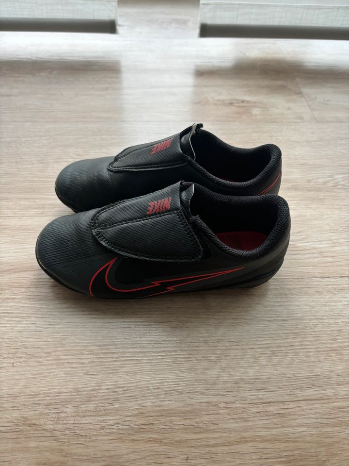 Nike Kinderfussballschuhe Größe 31 in Jettingen-Scheppach