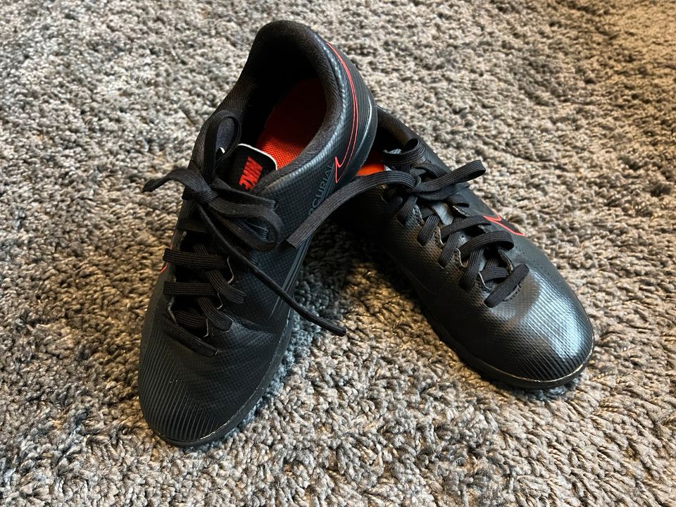 Nike Kinder Sneaker Gr. 33, schwarz/rot/grau in Kiel