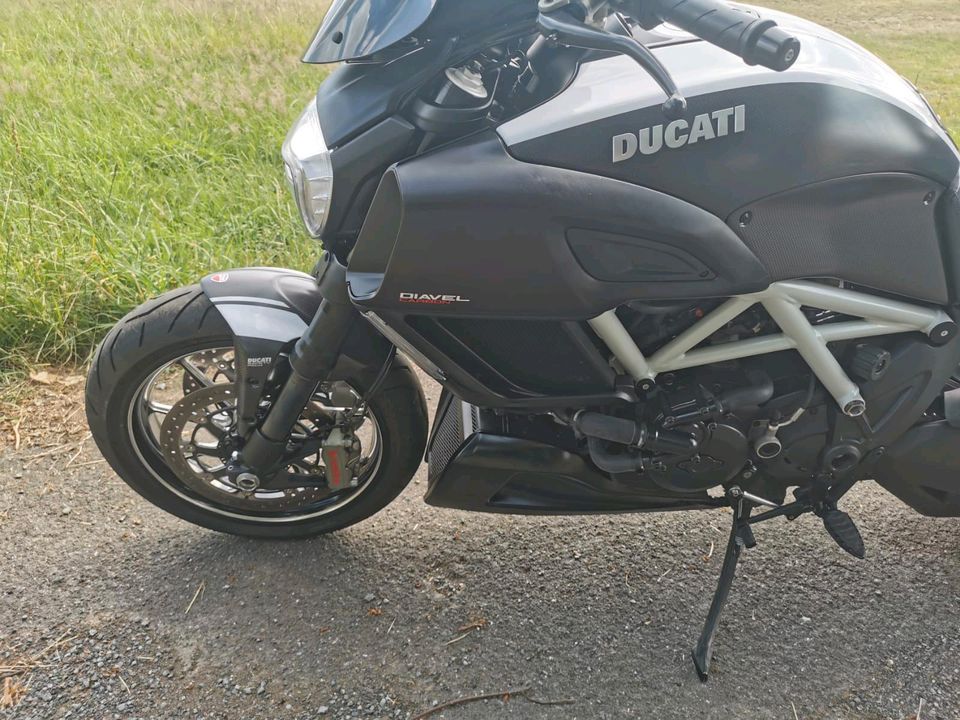 Ducati Diavel Carbon 2980 KM - Extras in Schwarzenbach am Wald