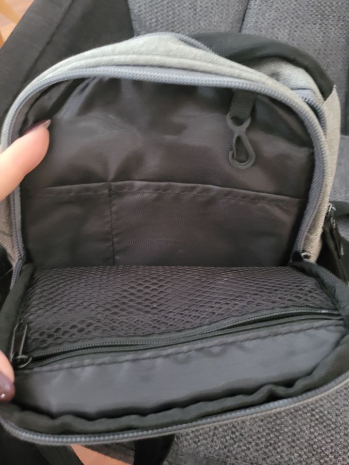 Umhängetasche schwarz grau mit div. Taschen in Ahlerstedt