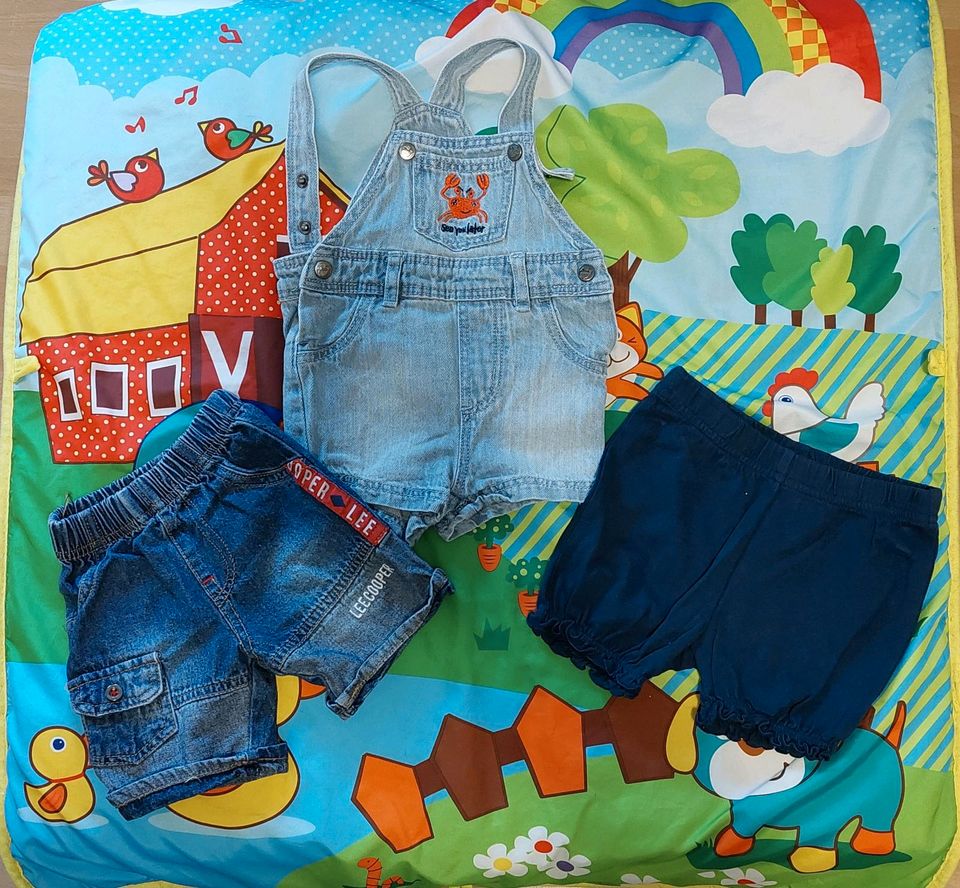 Hosen, kurz, Jeans, Latzhose, Gr. 62 in Berlin