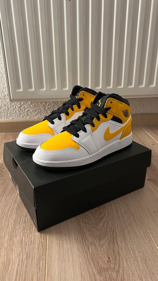 Air Jordan 1 Mid University Gold (GS) EU36 - NEU in Duisburg