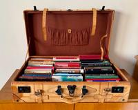 Büchersammlung von erotischer Literatur im Vintage Lederkoffer Nordrhein-Westfalen - Neuss Vorschau