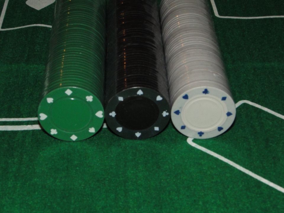 Pokerkoffer mit Casinounterlage in Berlin