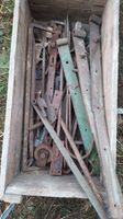 Kiste mit alten Eisen Beschläge Türbänder Eisenteile Baden-Württemberg - Überlingen Vorschau