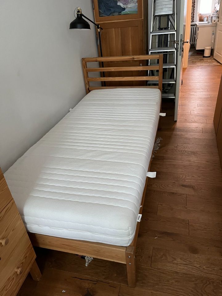 Ikea BETT, LATEX-MATRAZZE, Kiefer, 90x200 cm, ZU VERSCHENKEN in Berlin