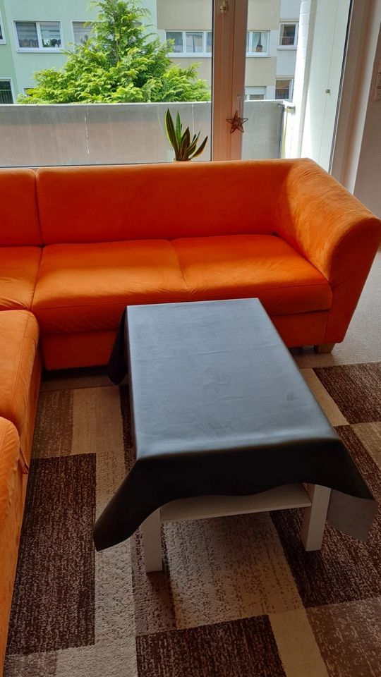 Orangene Couch in Dortmund
