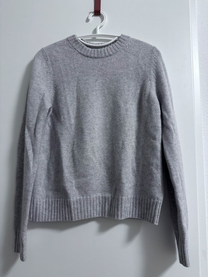 Grauer COS 100% Kaschmir Pullover 34 in Frankfurt am Main