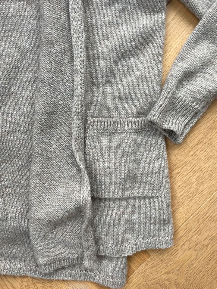 lässige Strickjacke von Massimo Dutti in Hamburg